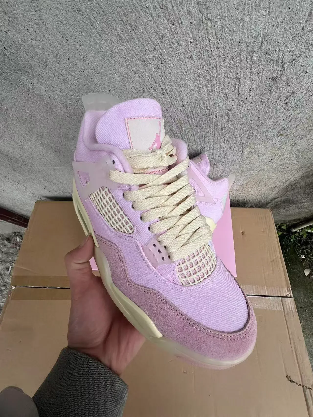 حذاء سنيكرز Air Jordan 4 لايف ستايل باللون الوردي والكريمي 2