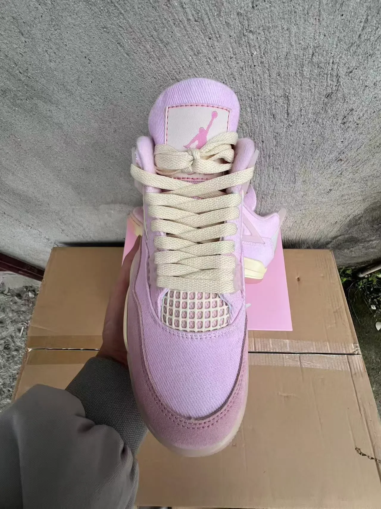 حذاء سنيكرز Air Jordan 4 لايف ستايل باللون الوردي والكريمي 3