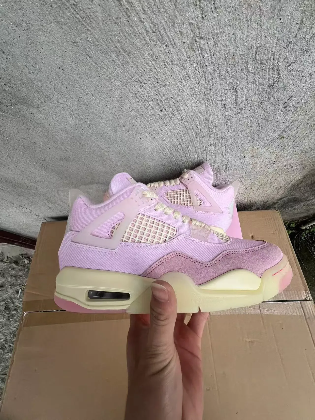 حذاء سنيكرز Air Jordan 4 لايف ستايل باللون الوردي والكريمي 7