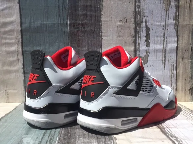 Air Jordan 4 白红黑篮球鞋 3