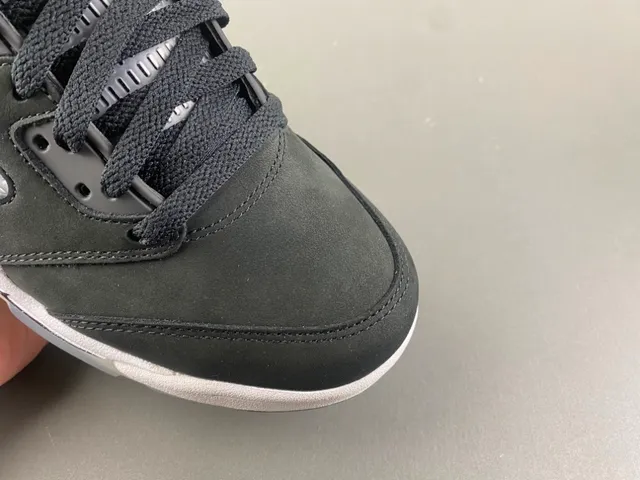 Zapatillas de baloncesto Air Jordan 5 de ante negro y blanco 2
