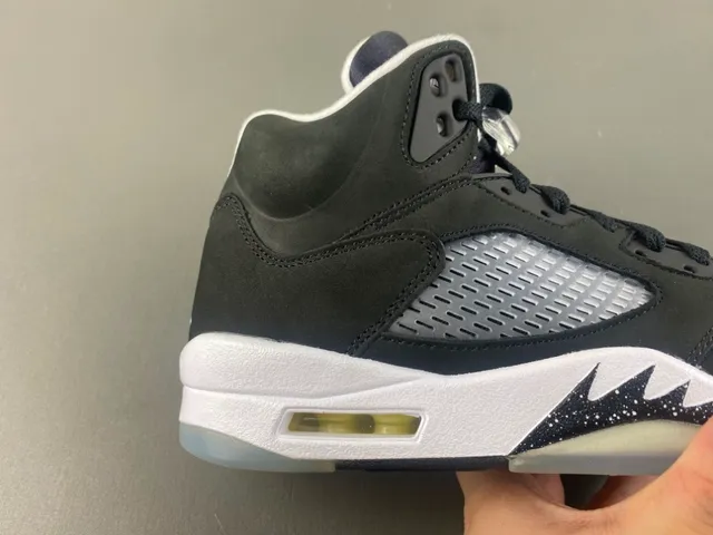 Zapatillas de baloncesto Air Jordan 5 de ante negro y blanco 3