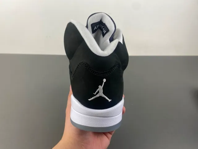 Zapatillas de baloncesto Air Jordan 5 de ante negro y blanco 4