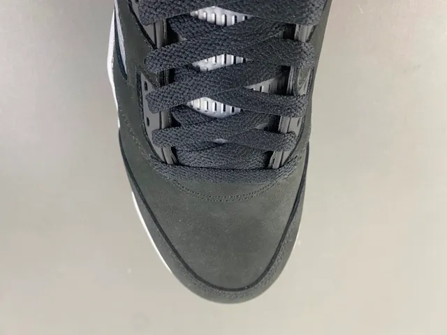 Zapatillas de baloncesto Air Jordan 5 de ante negro y blanco 5