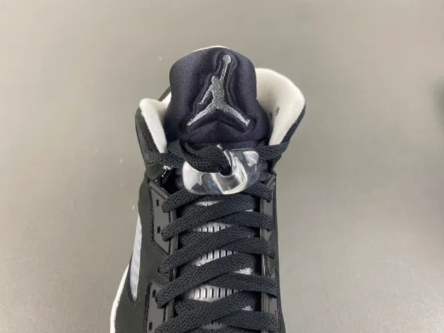 Zapatillas de baloncesto Air Jordan 5 de ante negro y blanco 6