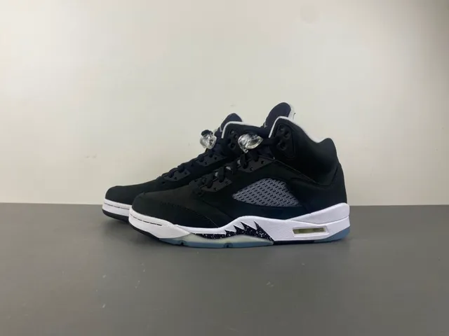 Zapatillas de baloncesto Air Jordan 5 de ante negro y blanco 10