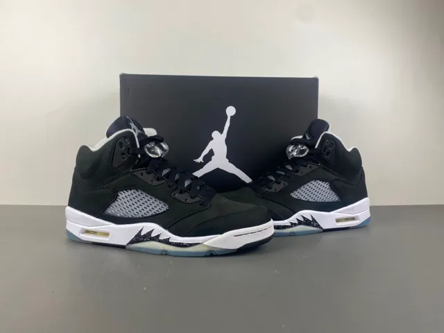 Zapatillas de baloncesto Air Jordan 5 de ante negro y blanco 13