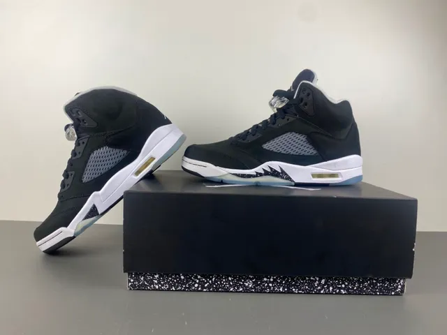 Zapatillas de baloncesto Air Jordan 5 de ante negro y blanco 14