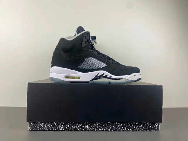 Zapatillas de baloncesto Air Jordan 5 de ante negro y blanco 15