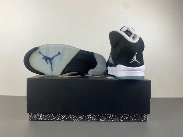 Zapatillas de baloncesto Air Jordan 5 de ante negro y blanco 16