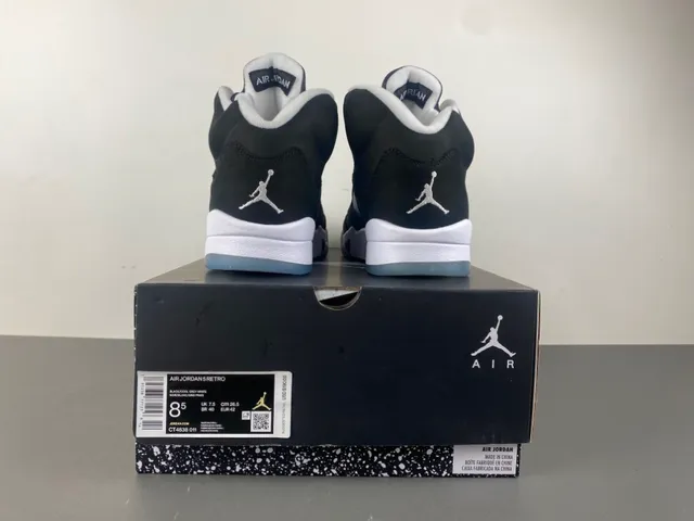 Zapatillas de baloncesto Air Jordan 5 de ante negro y blanco 17