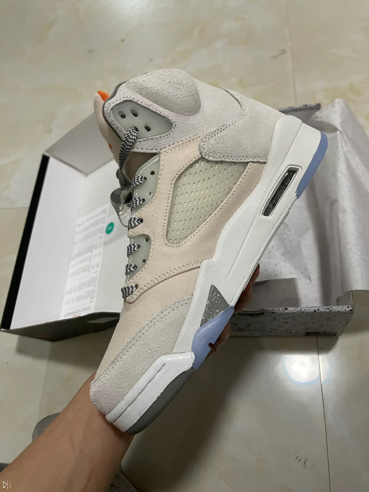 Air Jordan 5 Off-White tênis de basquete de cano alto em camurça bege 4