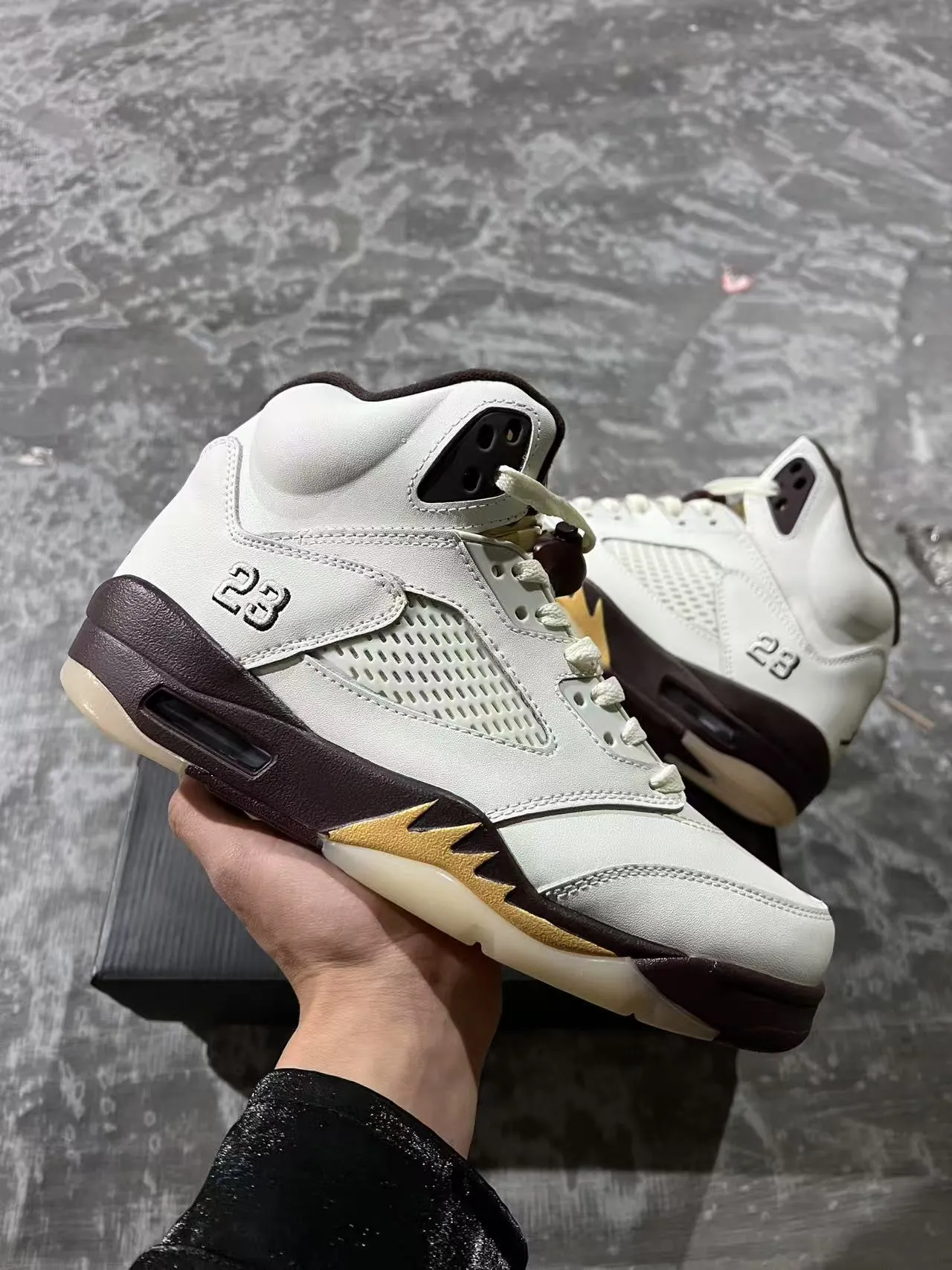 Tênis de basquete Air Jordan 5 Off-White bordô e dourado raio 2