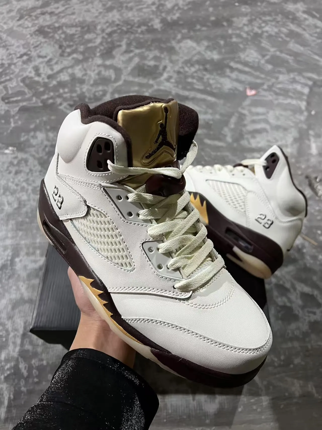 Tênis de basquete Air Jordan 5 Off-White bordô e dourado raio 3