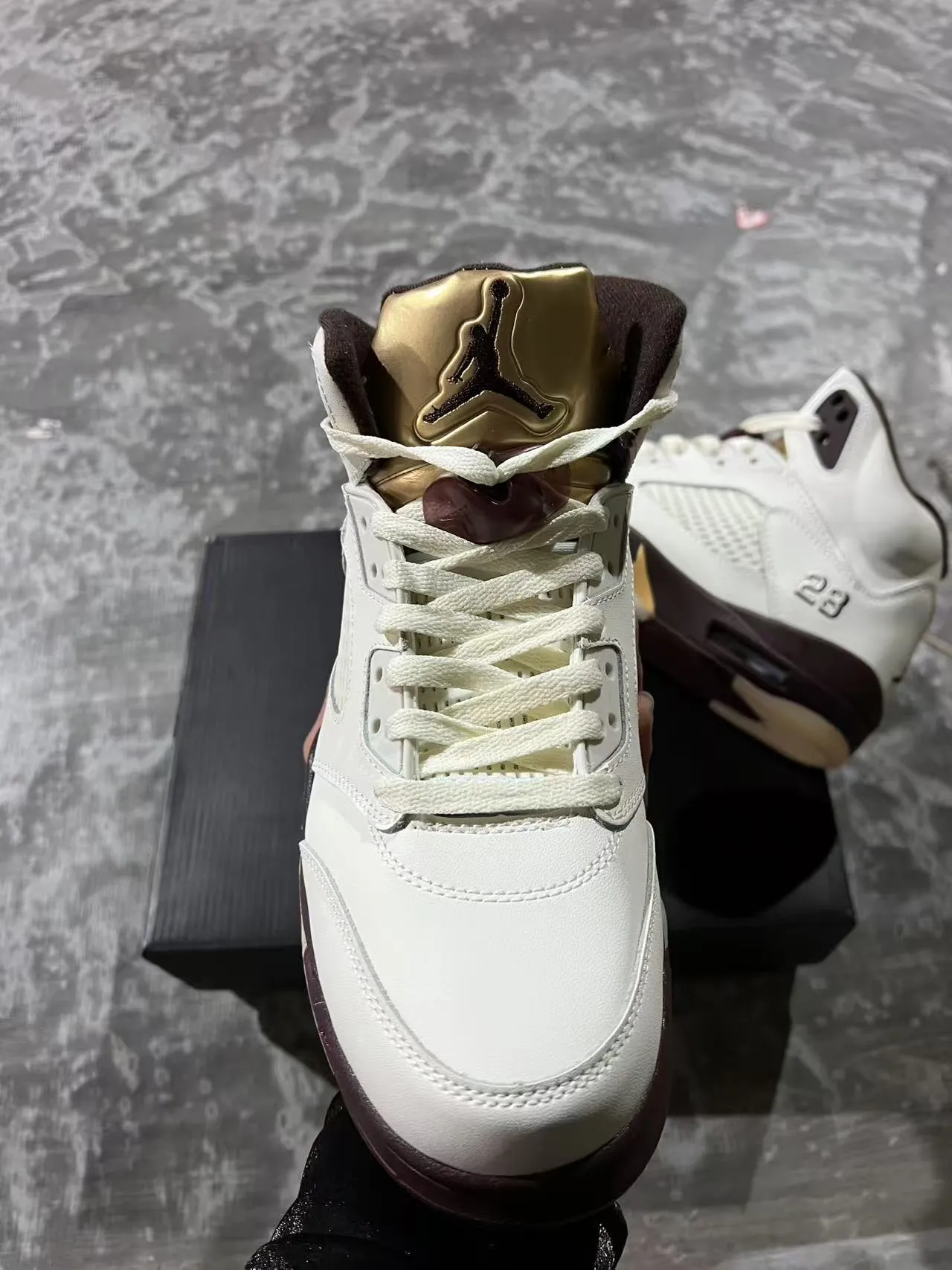 Tênis de basquete Air Jordan 5 Off-White bordô e dourado raio 4