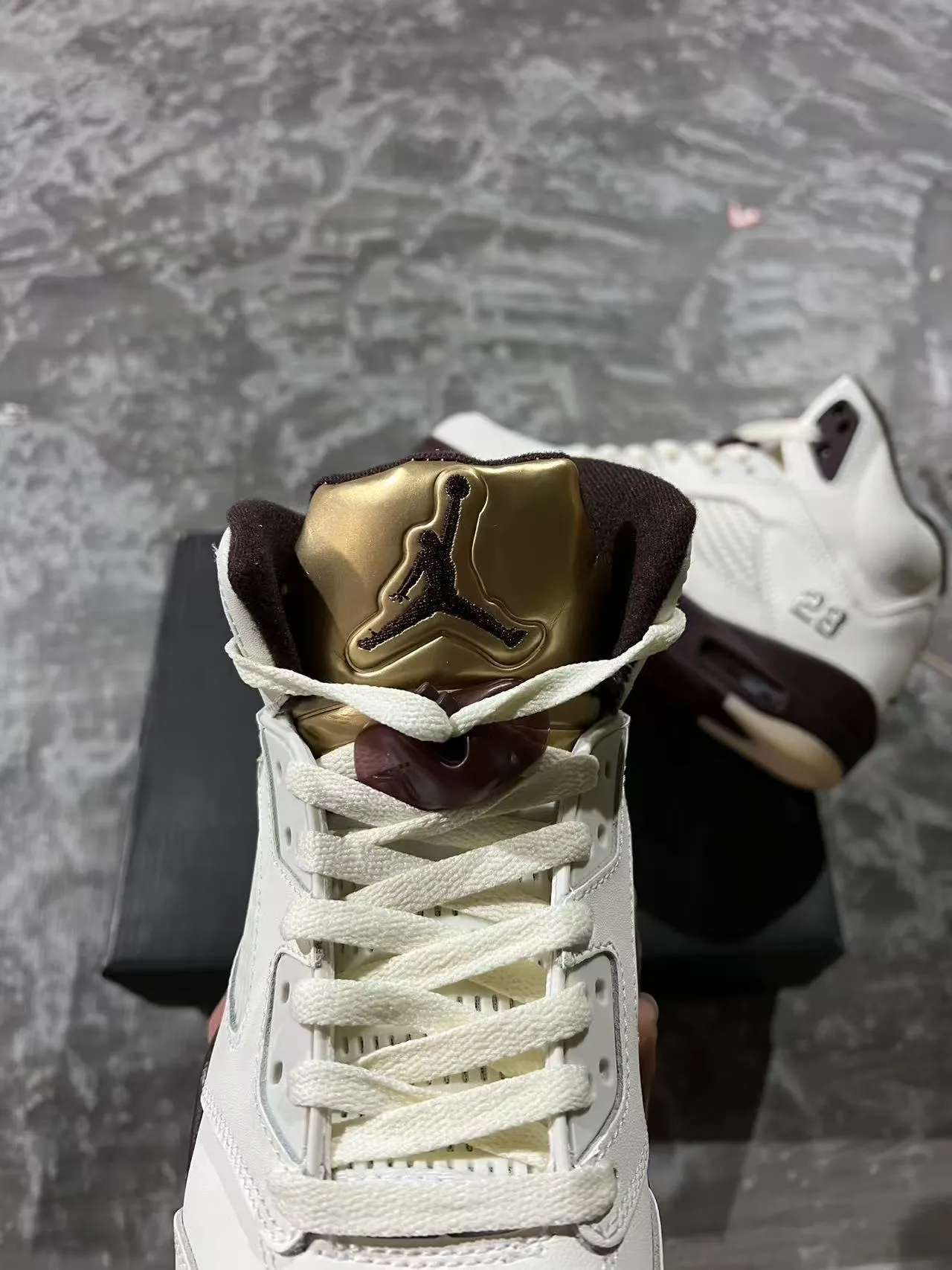 Tênis de basquete Air Jordan 5 Off-White bordô e dourado raio 5