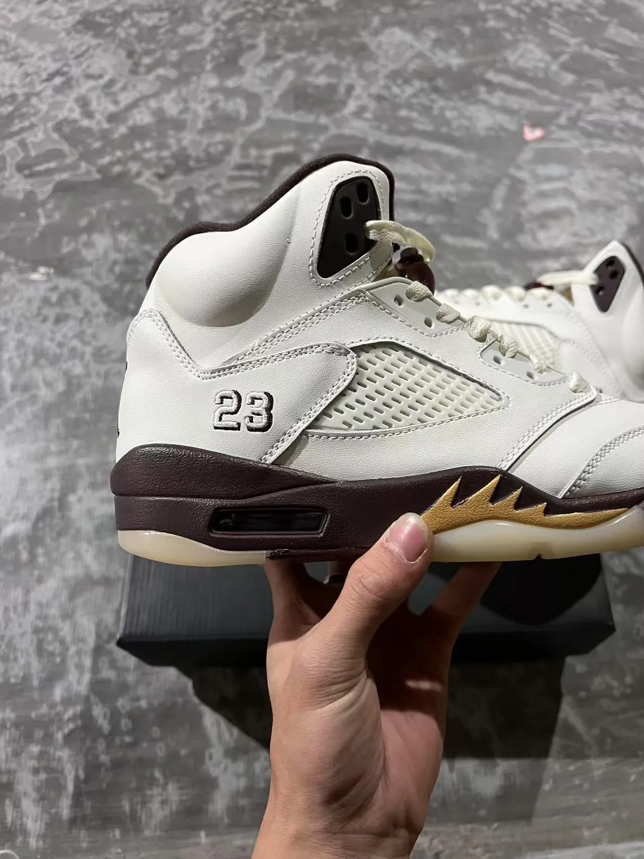 Tênis de basquete Air Jordan 5 Off-White bordô e dourado raio 6