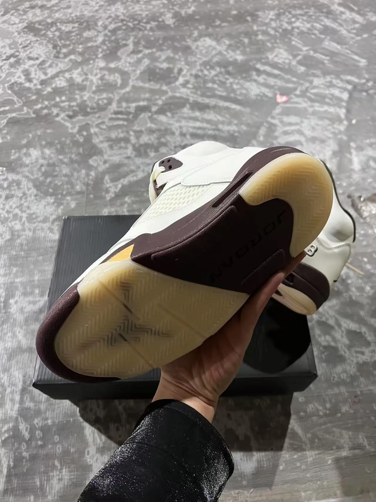 Tênis de basquete Air Jordan 5 Off-White bordô e dourado raio 7