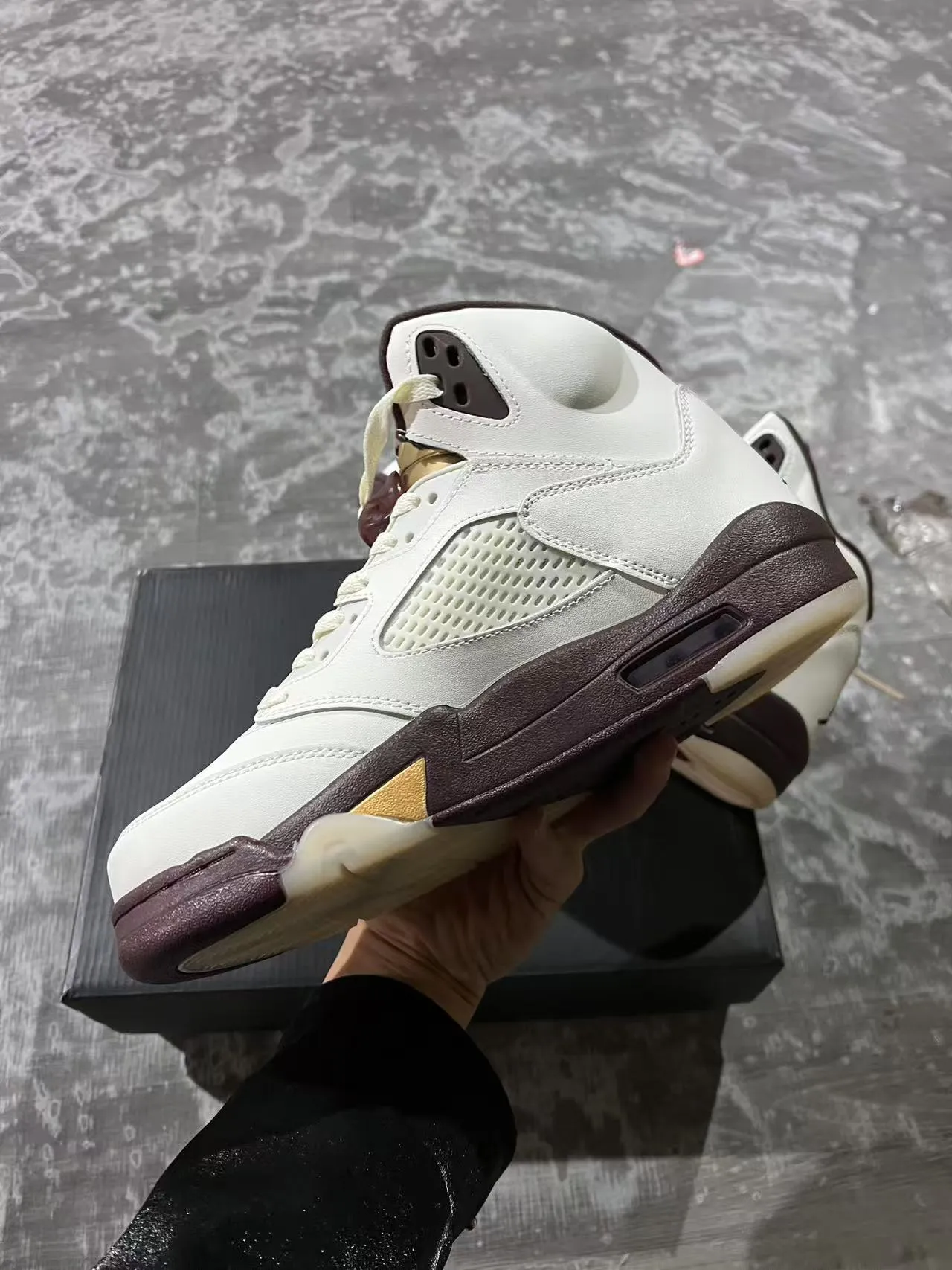 Tênis de basquete Air Jordan 5 Off-White bordô e dourado raio 8