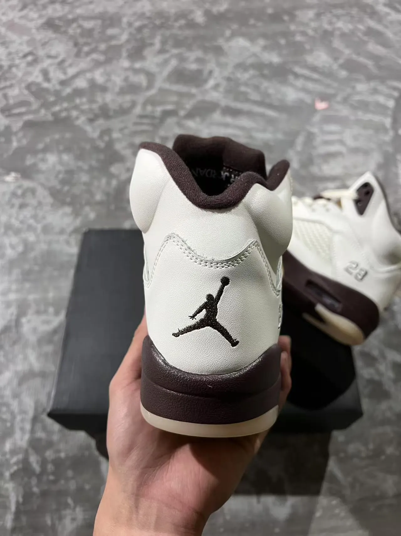 Tênis de basquete Air Jordan 5 Off-White bordô e dourado raio 9