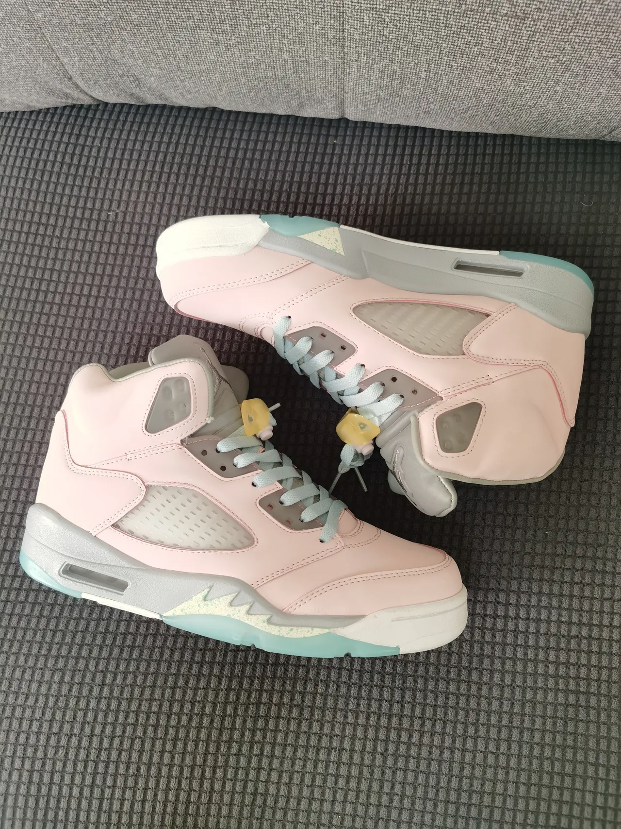 Air Jordan 5 粉色和薄荷绿篮球鞋 4