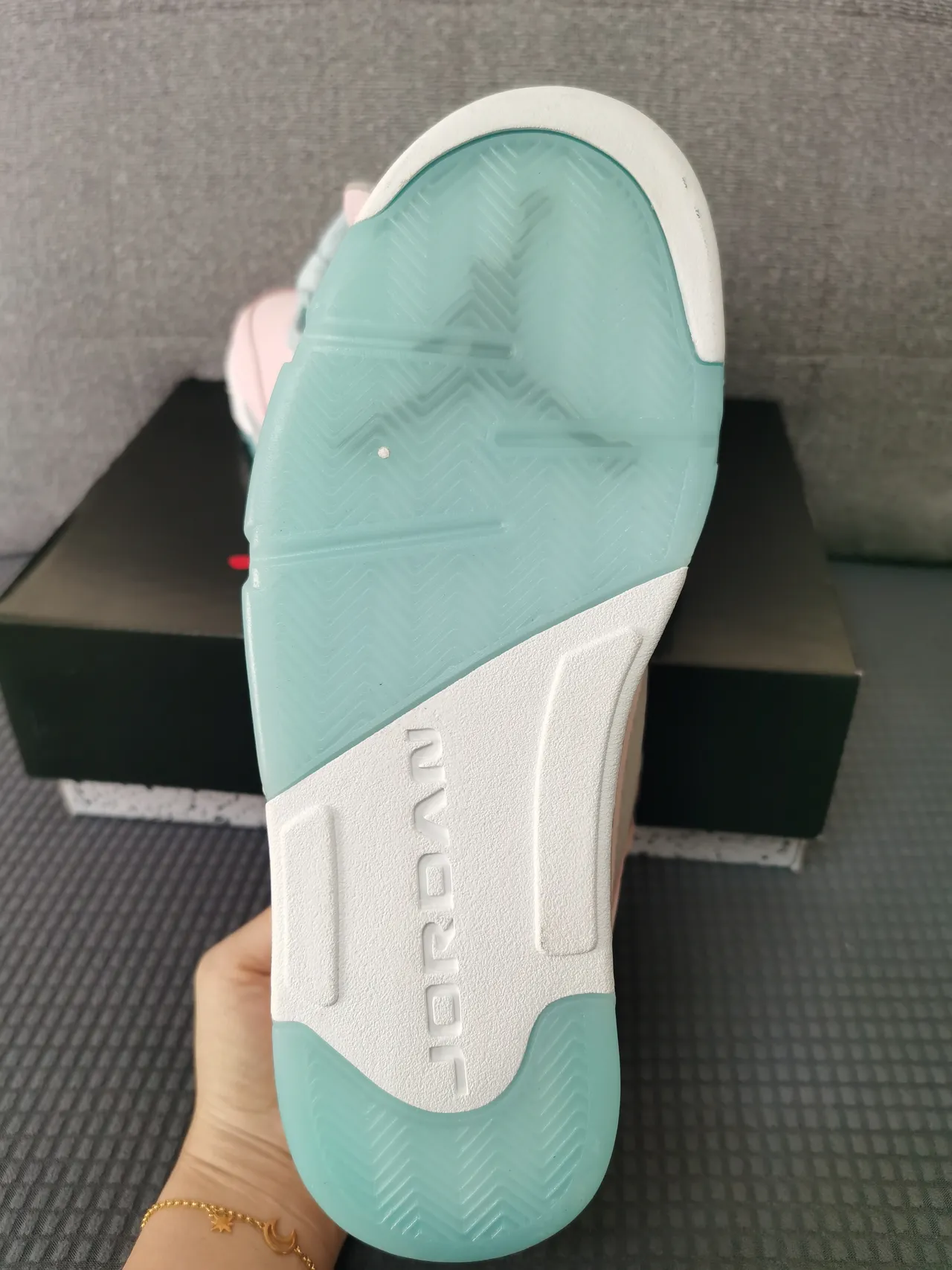 Air Jordan 5 粉色和薄荷绿篮球鞋 6
