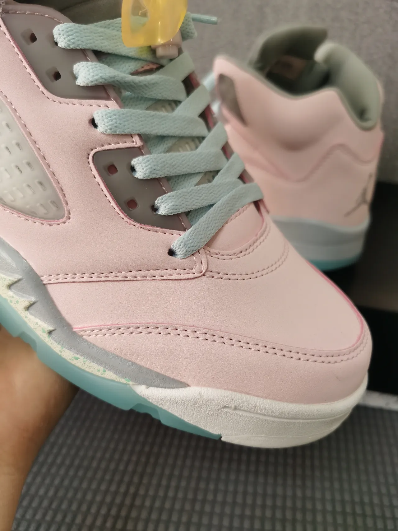 Air Jordan 5 粉色和薄荷绿篮球鞋 9