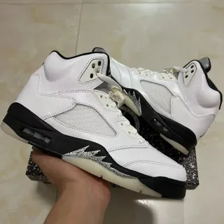 Zapatillas de baloncesto Air Jordan 5 blanco y negro moteadas con rayos