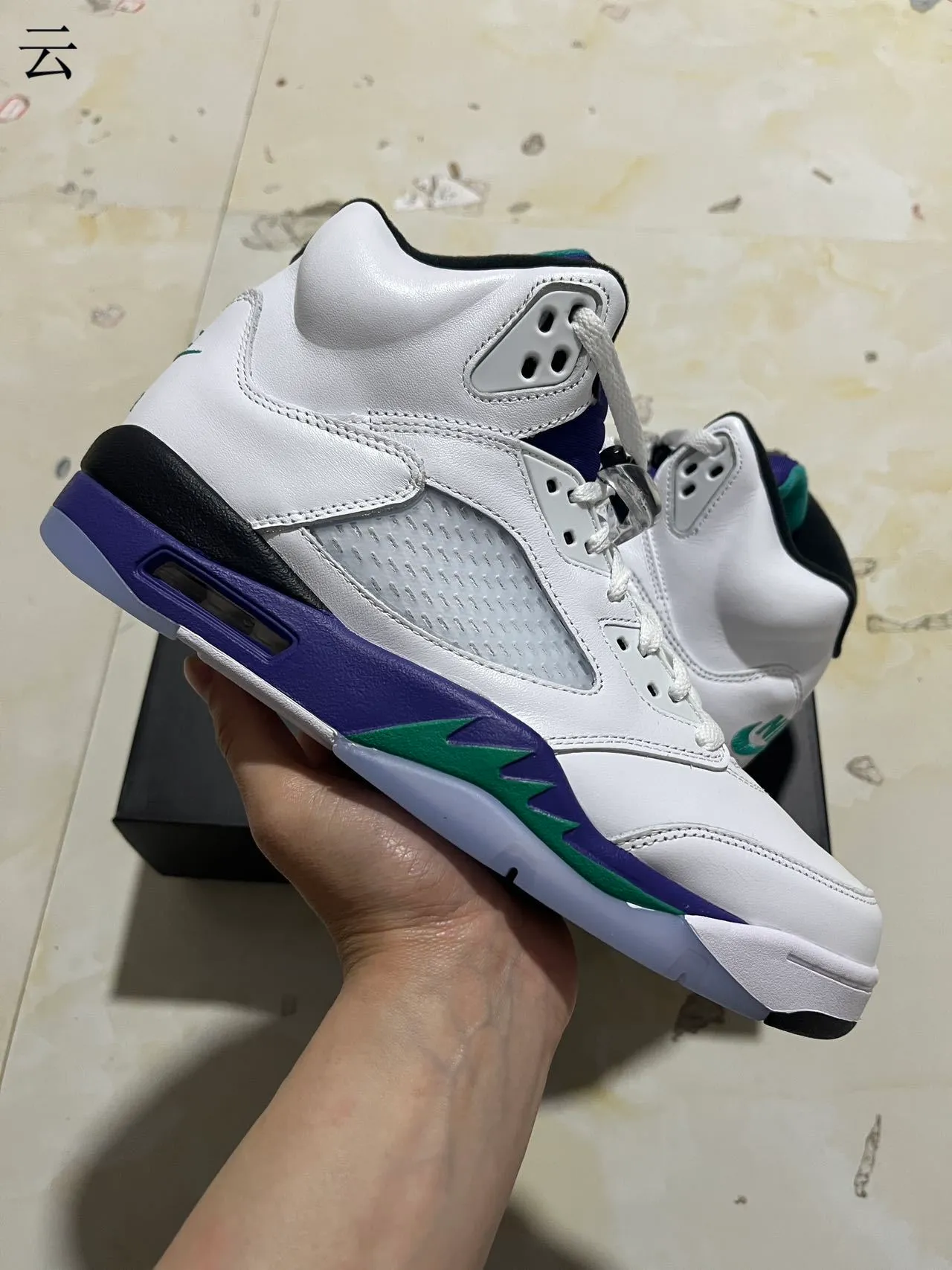 حذاء كرة السلة Air Jordan 5 أبيض بنفسجي أخضر 7