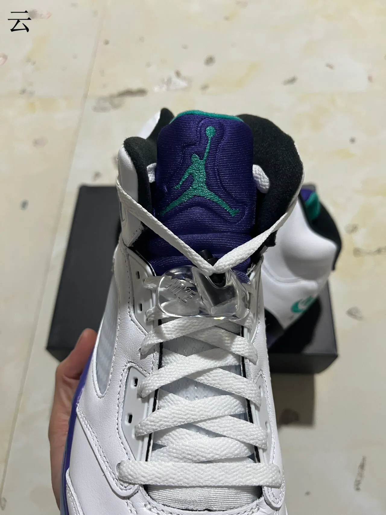 حذاء كرة السلة Air Jordan 5 أبيض بنفسجي أخضر 10