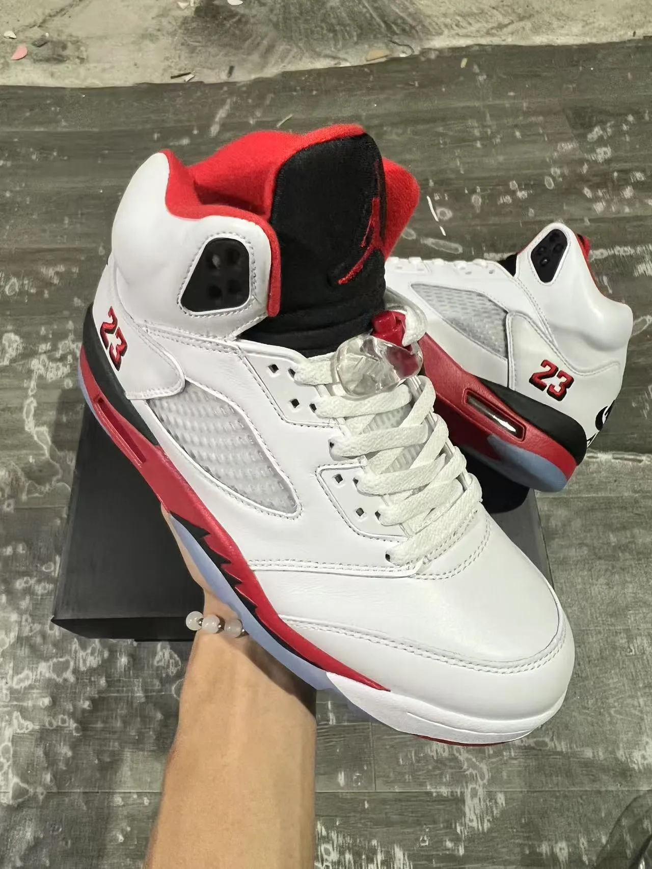 حذاء كرة السلة Air Jordan 5 أبيض أحمر أسود 2