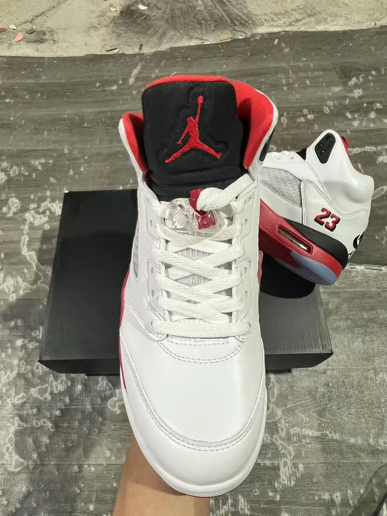 حذاء كرة السلة Air Jordan 5 أبيض أحمر أسود 3