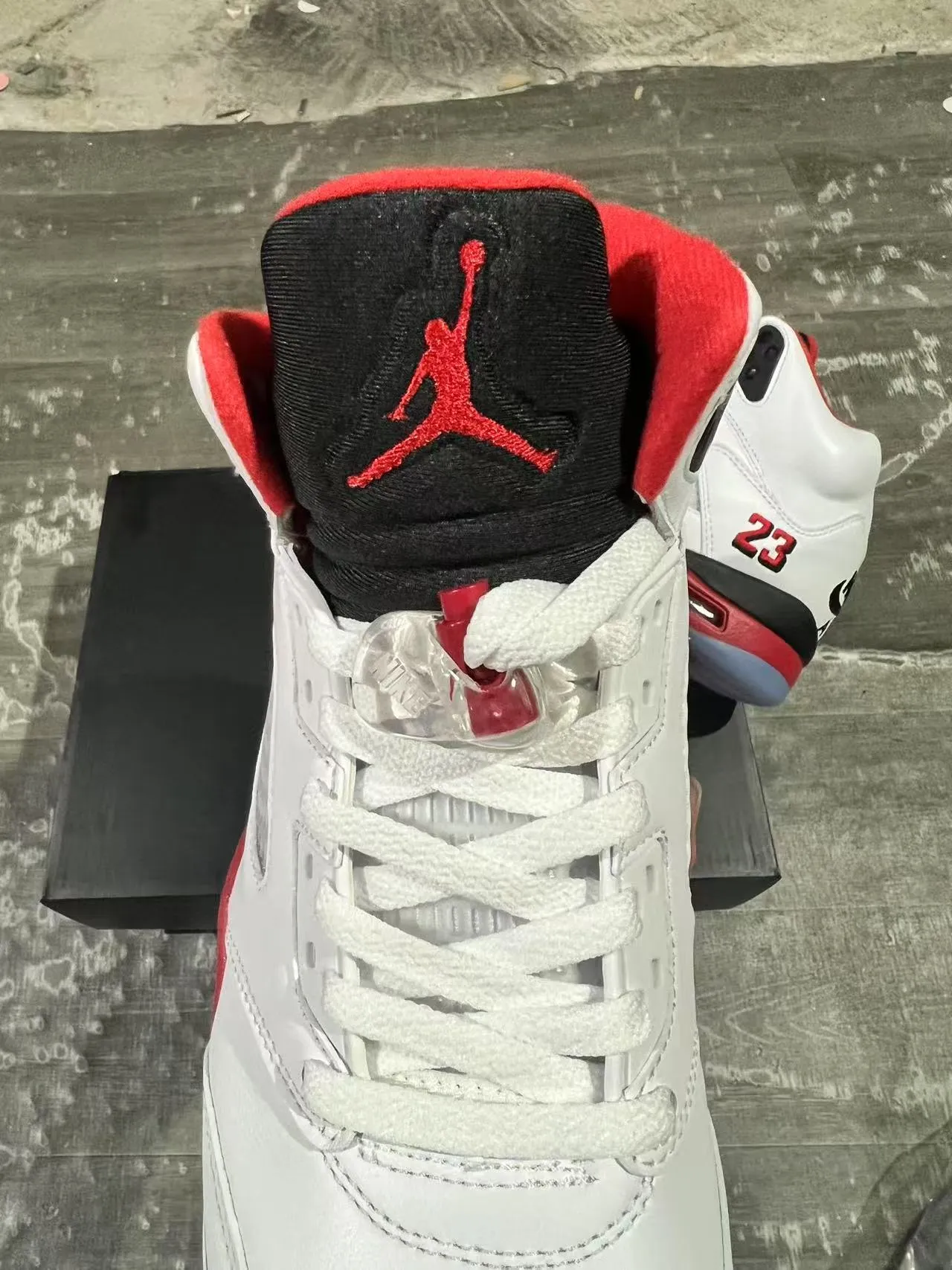 حذاء كرة السلة Air Jordan 5 أبيض أحمر أسود 4