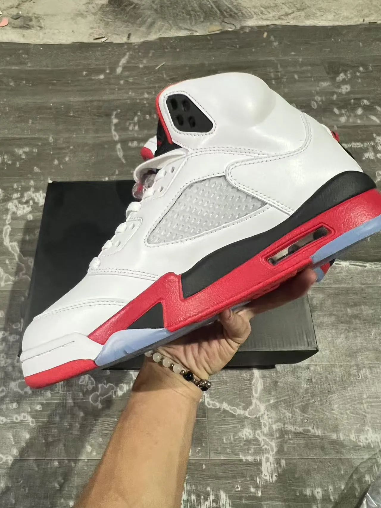 حذاء كرة السلة Air Jordan 5 أبيض أحمر أسود 5