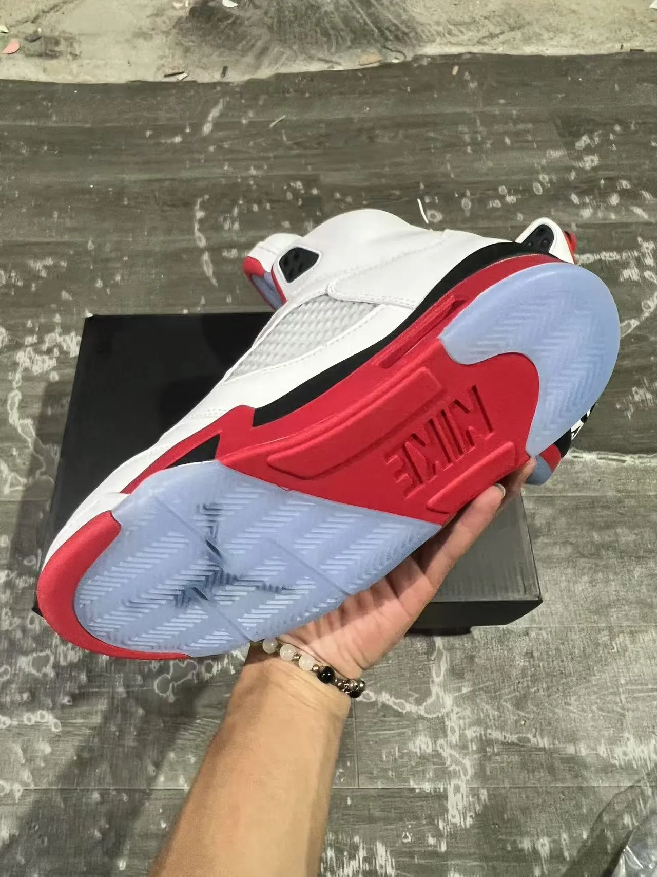 حذاء كرة السلة Air Jordan 5 أبيض أحمر أسود 6