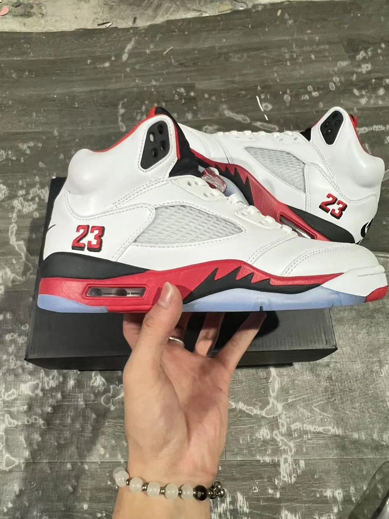 حذاء كرة السلة Air Jordan 5 أبيض أحمر أسود 7