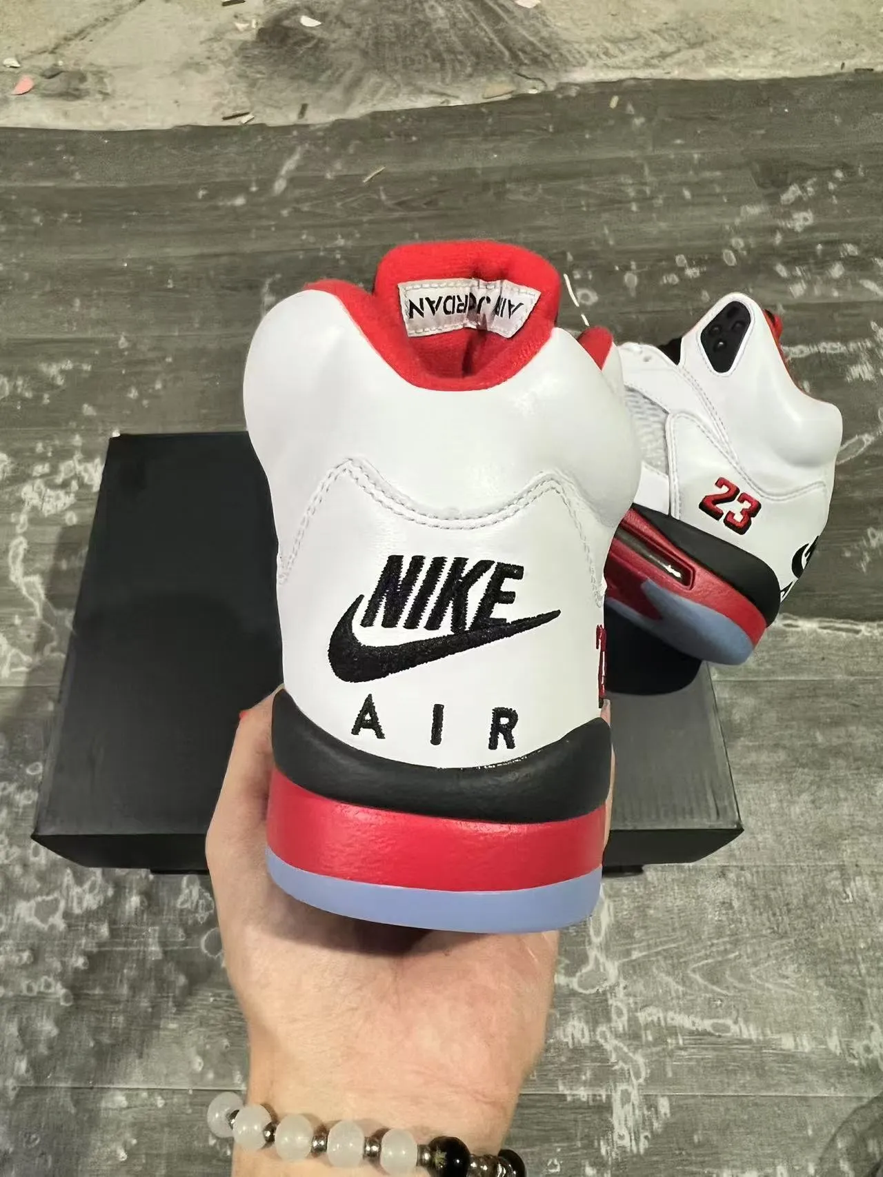 حذاء كرة السلة Air Jordan 5 أبيض أحمر أسود 8