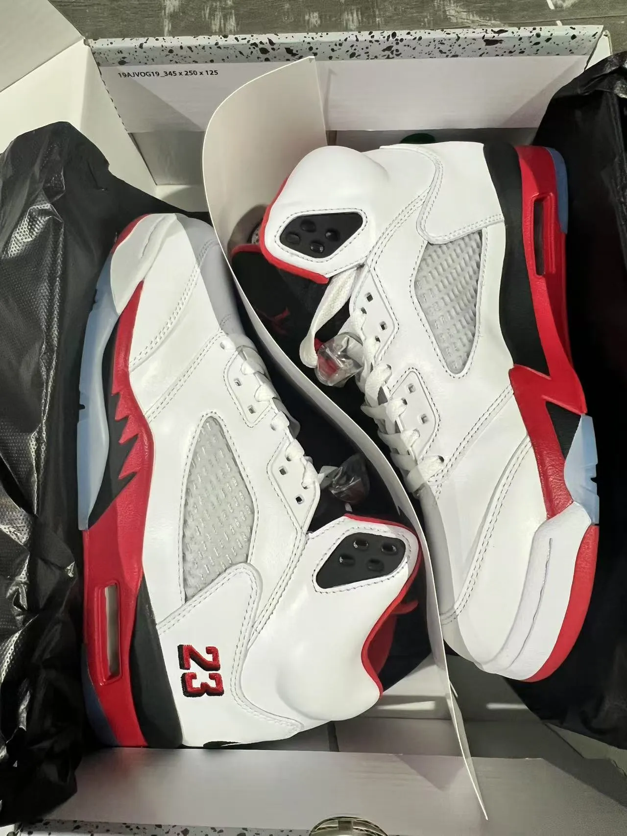 حذاء كرة السلة Air Jordan 5 أبيض أحمر أسود 9