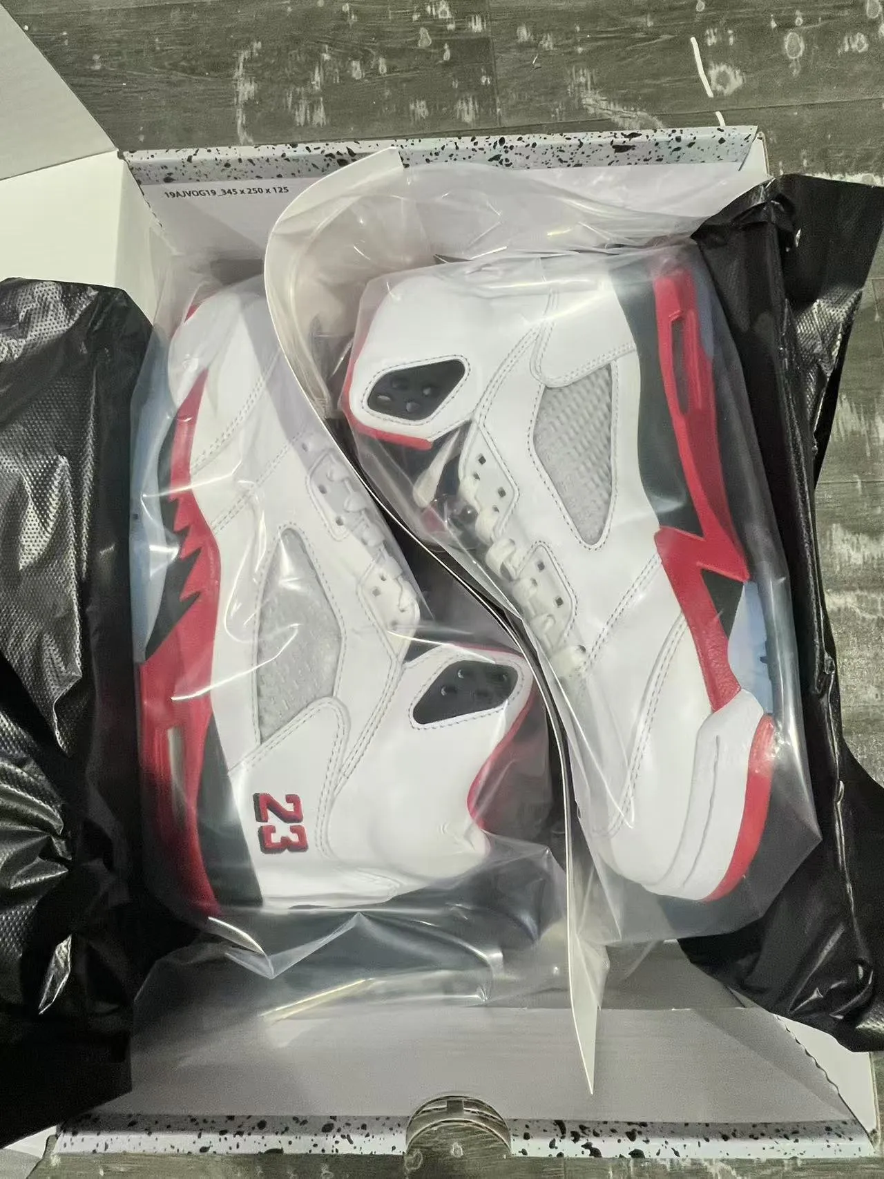 حذاء كرة السلة Air Jordan 5 أبيض أحمر أسود 10