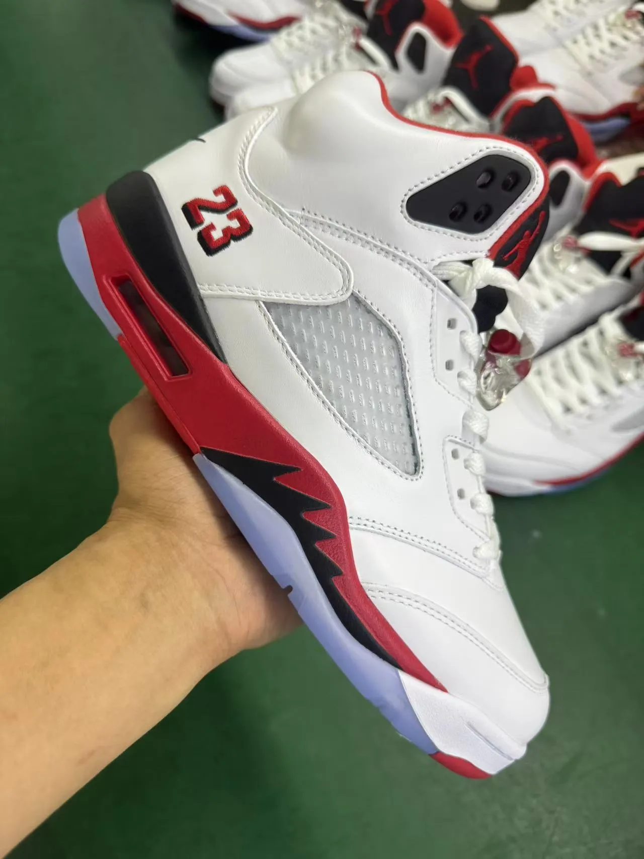حذاء كرة السلة Air Jordan 5 أبيض أحمر أسود 12