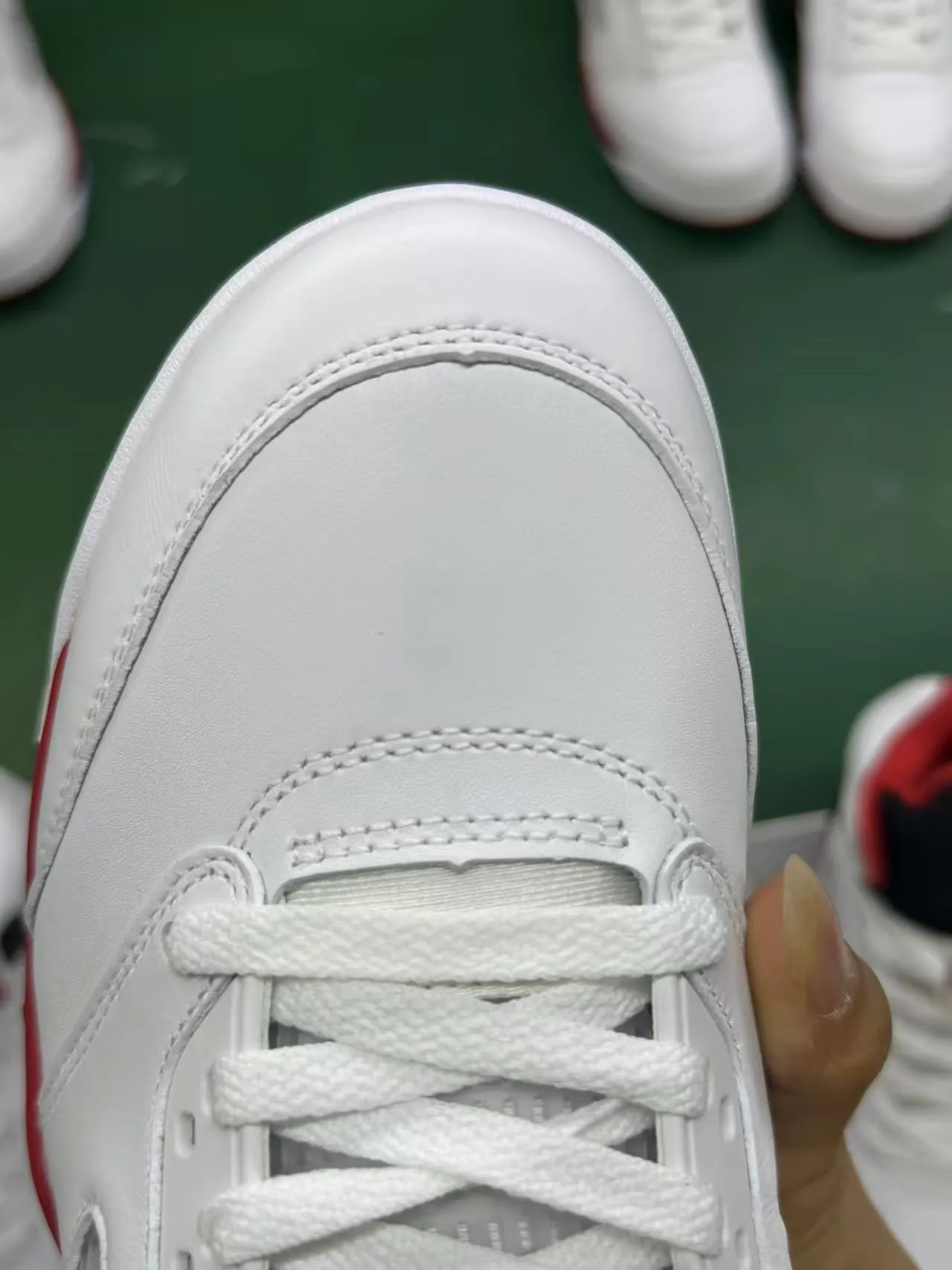 حذاء كرة السلة Air Jordan 5 أبيض أحمر أسود 13