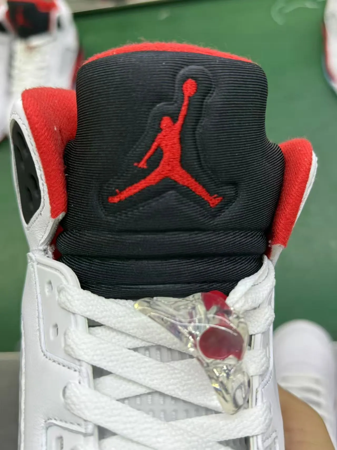 حذاء كرة السلة Air Jordan 5 أبيض أحمر أسود 14