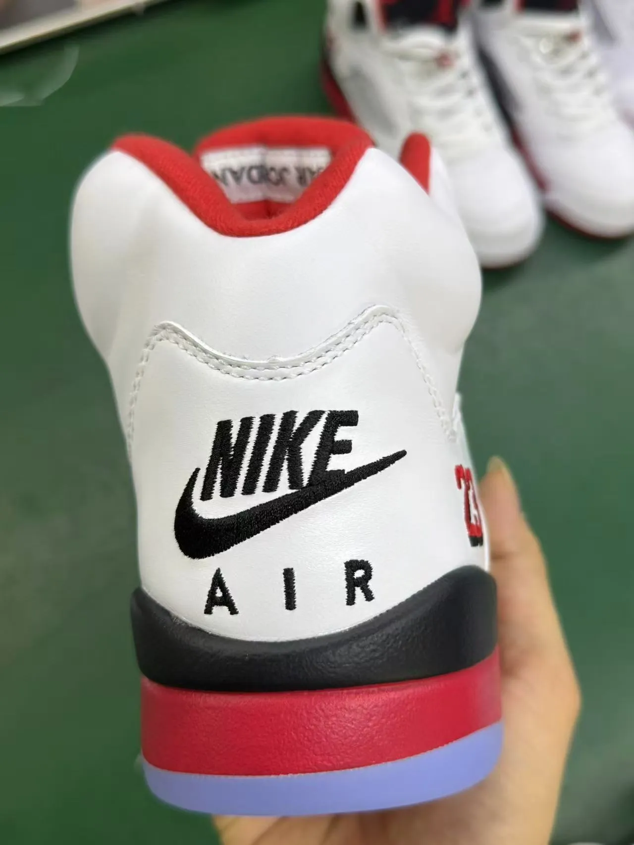 حذاء كرة السلة Air Jordan 5 أبيض أحمر أسود 15