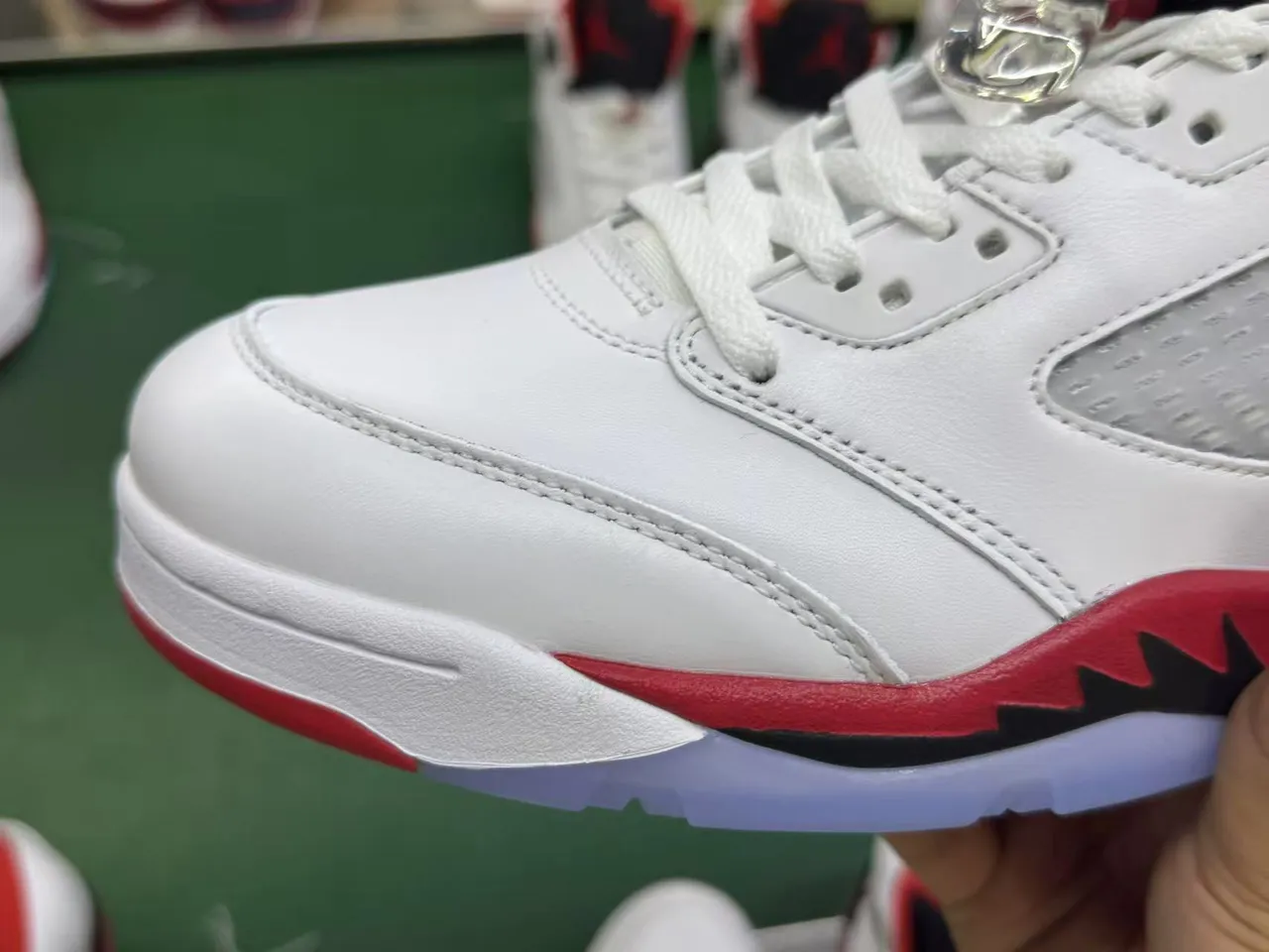 حذاء كرة السلة Air Jordan 5 أبيض أحمر أسود 16