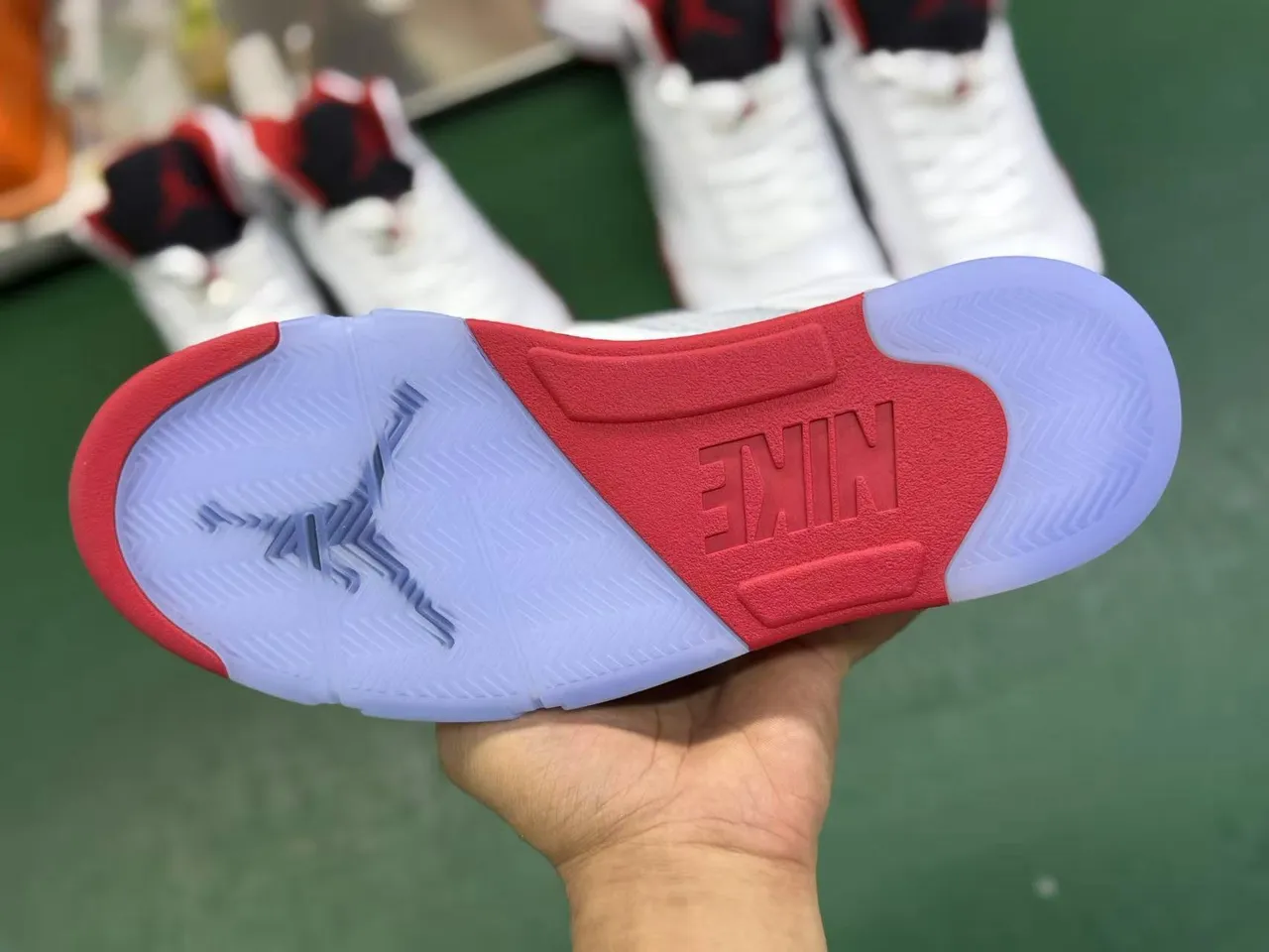 حذاء كرة السلة Air Jordan 5 أبيض أحمر أسود 18