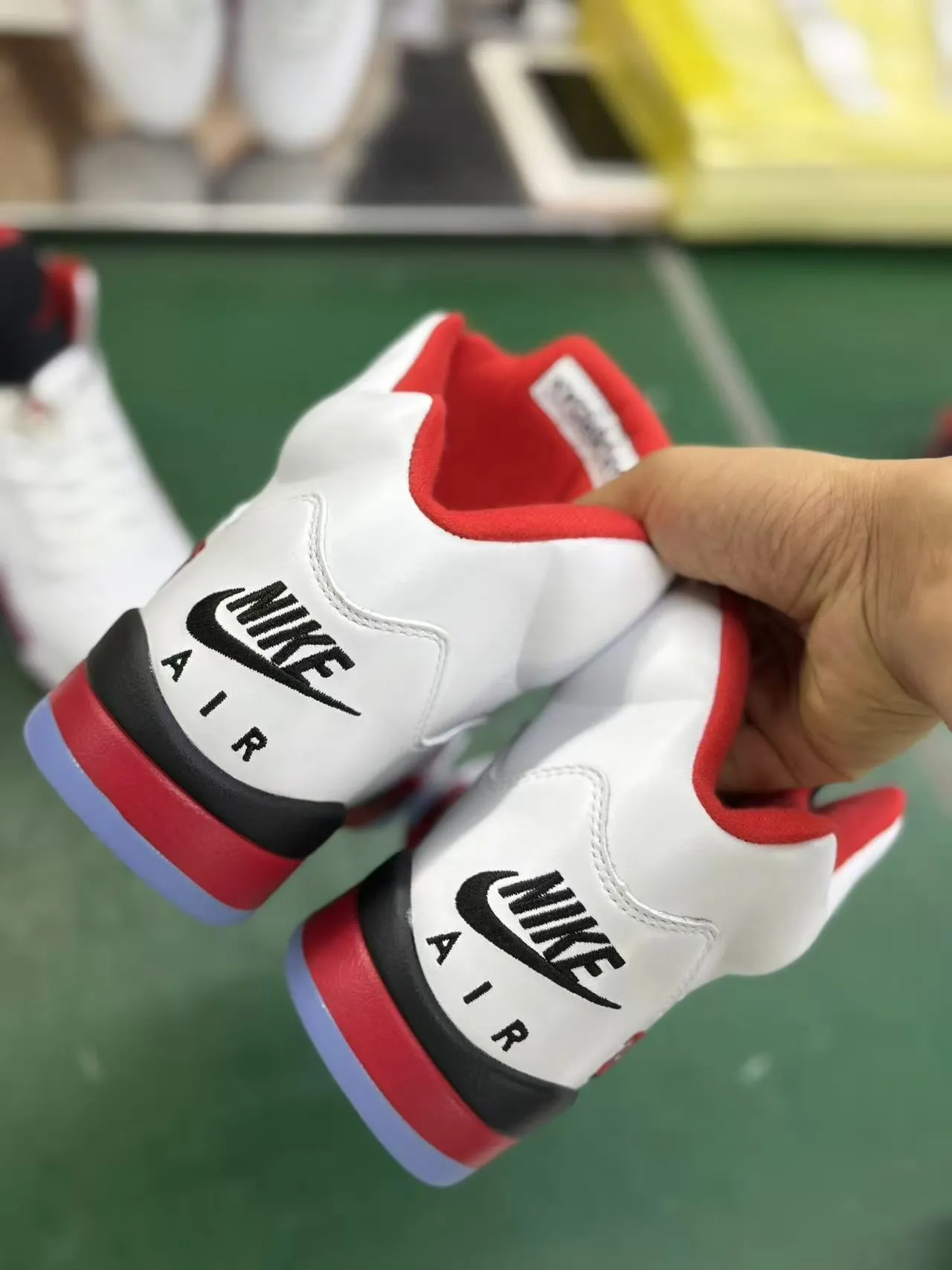 حذاء كرة السلة Air Jordan 5 أبيض أحمر أسود 19