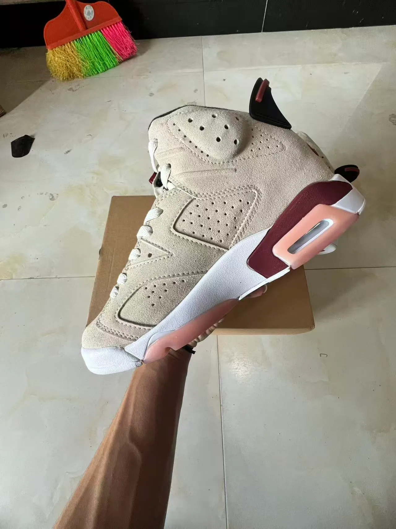Zapatillas de baloncesto Air Jordan 6 beige burdeos rosa 5