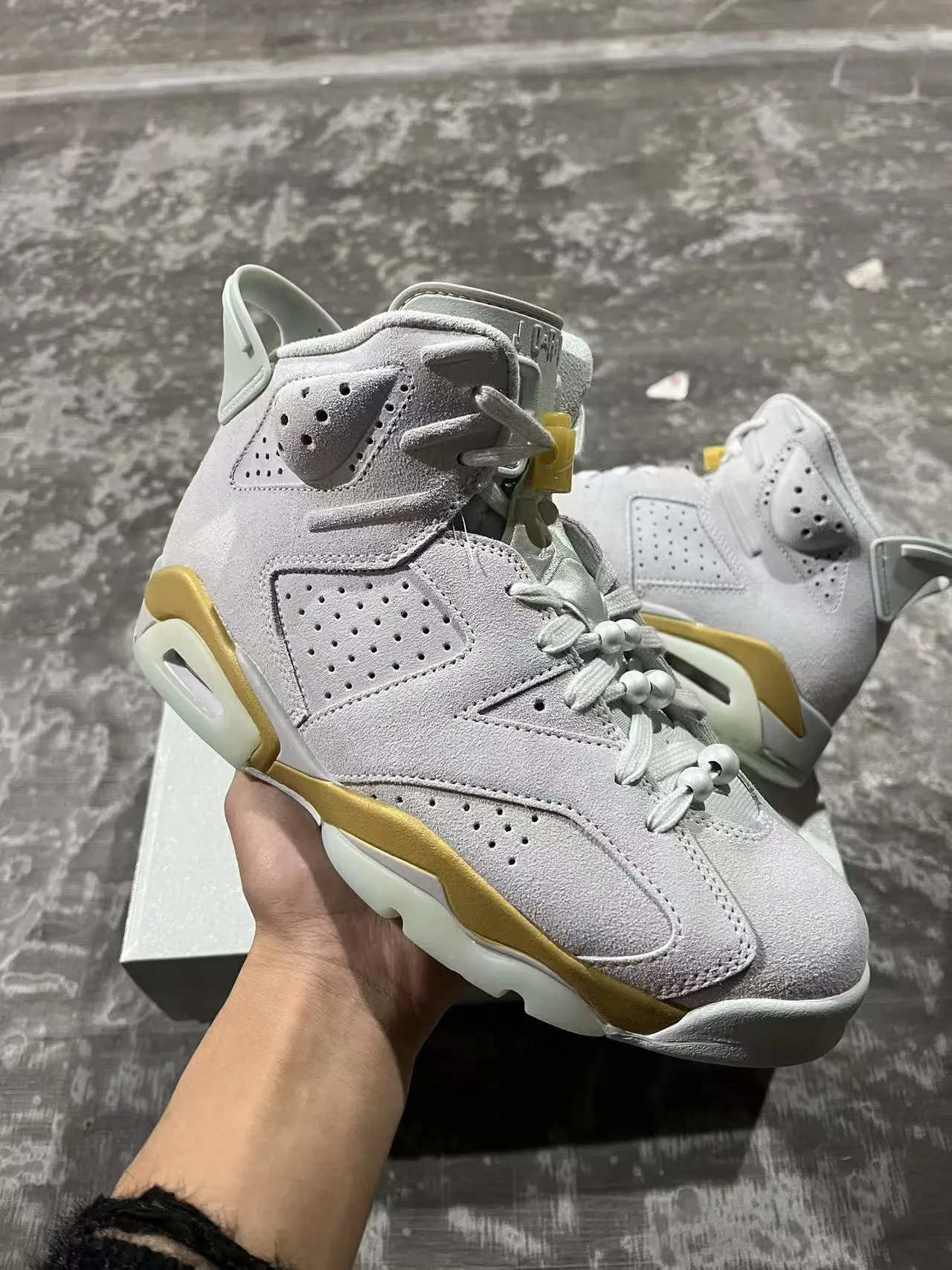 Zapatillas de baloncesto Air Jordan 6 gris claro y dorado 2