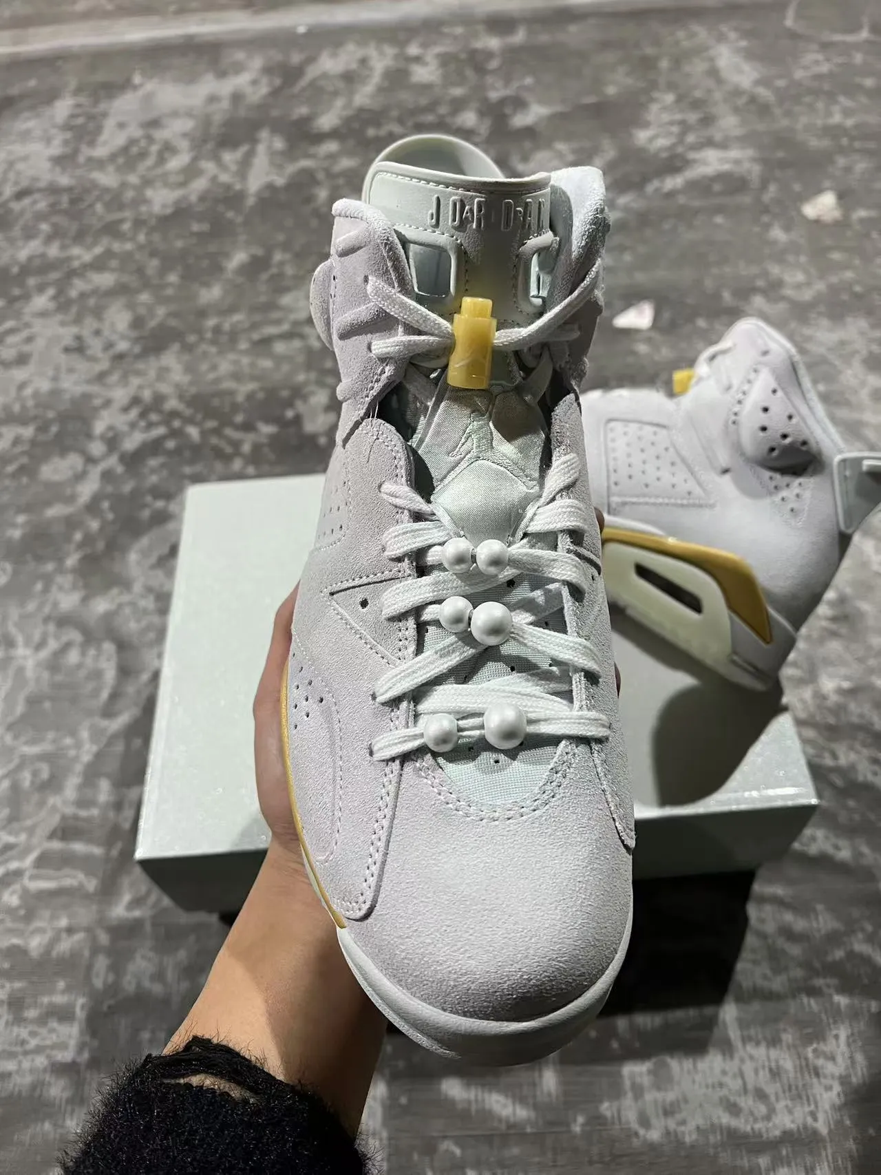 Zapatillas de baloncesto Air Jordan 6 gris claro y dorado 3