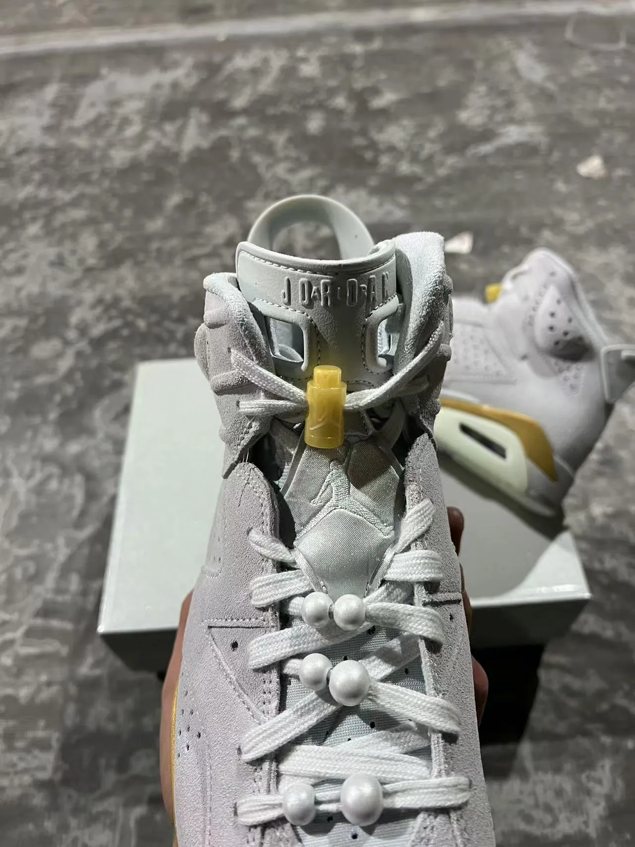 Zapatillas de baloncesto Air Jordan 6 gris claro y dorado 4